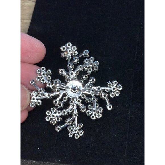 Vintage Snowflake Brooch Pin With Clear Rhinestones - Picture 2 of 7